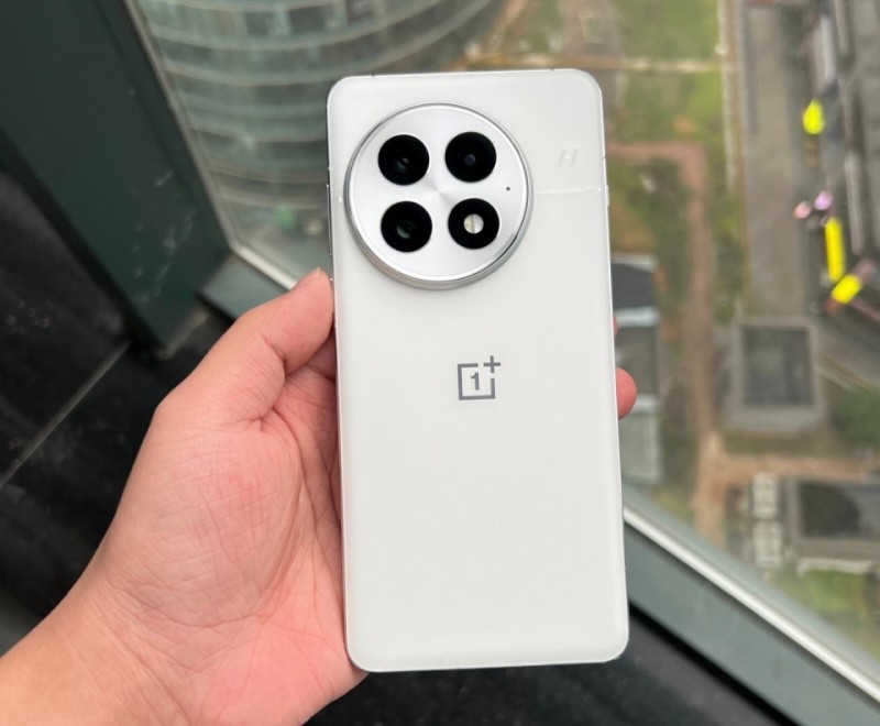 一加舍弃高利润！24GB+1TB突降1300元，骁龙8至尊版+2K屏+潜望长焦
