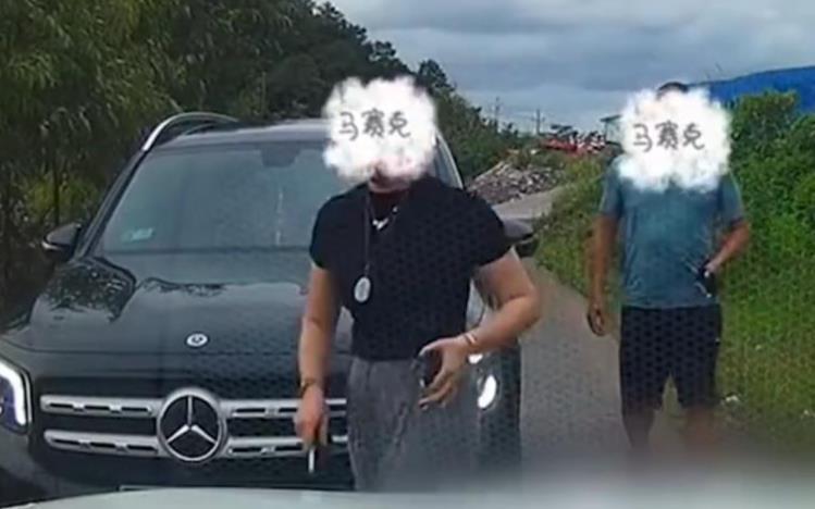 广西“亮证女司机”身份已查清，当地多个官方账号关闭留言评论功能