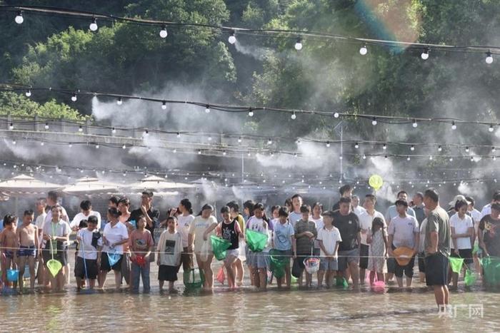 游客准备下水摸鱼（央广网发 肖世豪 摄）