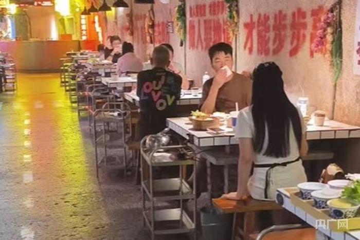 防空洞内市民正在吃火锅（央广网发 刘思怡 摄）