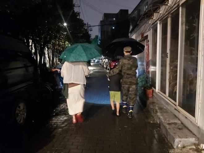 长岛社区：基干民兵闻“汛”出动，安全转移困难居民