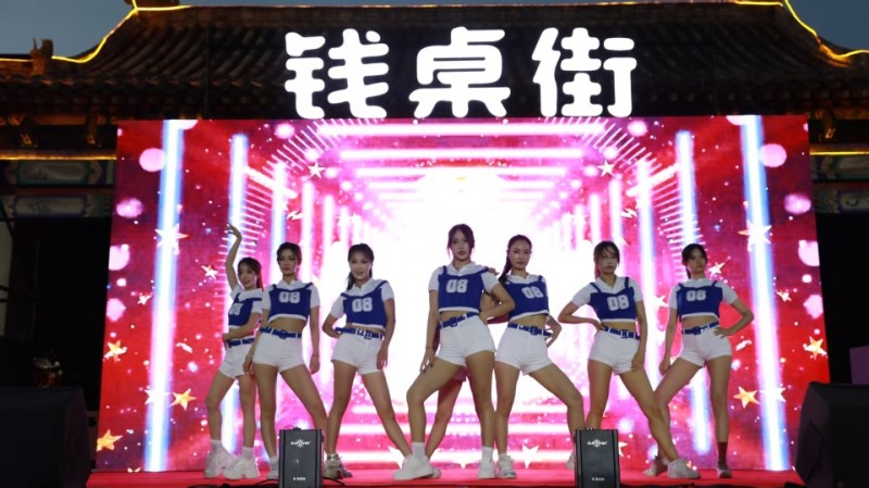 第二届钱桌街烟花音乐啤酒节启幕，持续至8月9日