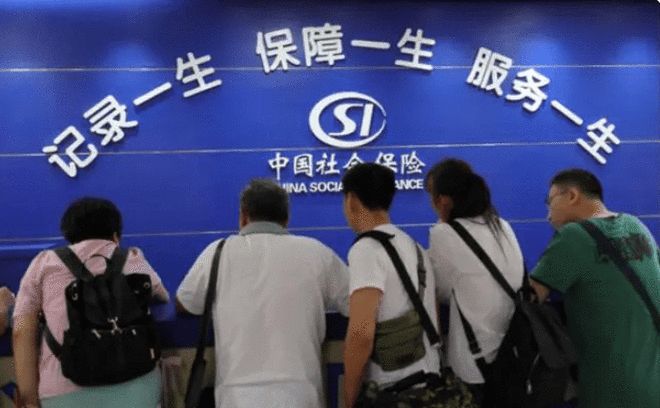 社保账单涨了，小老板的账本薄了：小企业的两难，谁来搭把手？