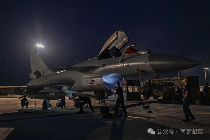 保障尖兵，托举战鹰升空