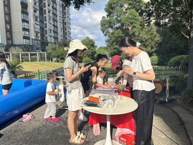 盛夏泡沫大作战  支英社区消暑夏令营之泡泡浴活动