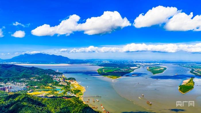 长江与鄱阳湖交汇处，一浊一清，泾渭分明，风景蔚为壮观（央广网发 李学华 摄）