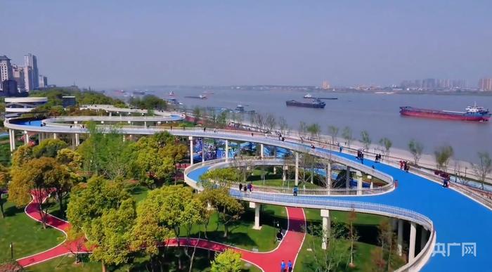 长江国家文化公园九江城区段，步道蜿蜒，绿树成荫（央广网记者郇康新 摄）