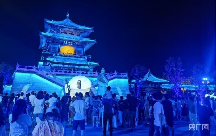 《浔梦琵琶亭》实景演出现场，吸引众多游客驻足观看（央广网发 陈龙 摄）