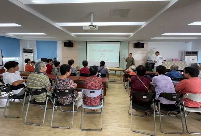 唐家巷社区开展“智慧助老”手机培训 搭建银发族数字桥梁
