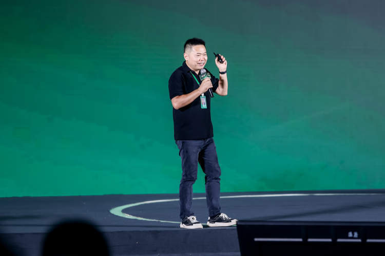 喧嚣战场的“窄路”，叮咚买菜的“一公里深”全球化叙事