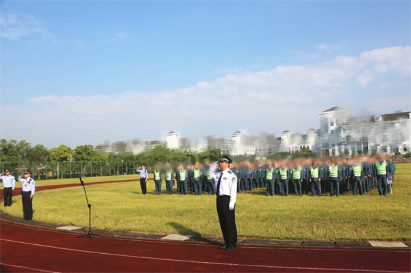 这里也是“上海”，这里还有一群警察