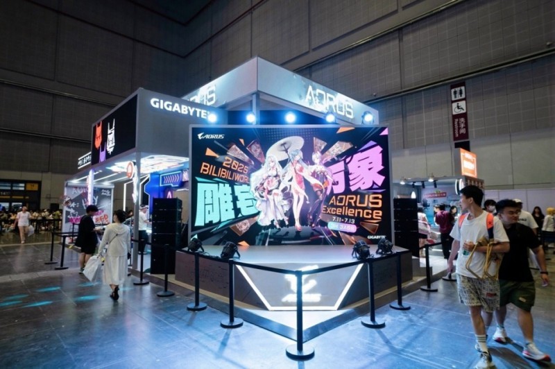 不止雕妹痛车！还有国风硬件！揭秘技嘉AORUS雕宅万象BW 2025展台！