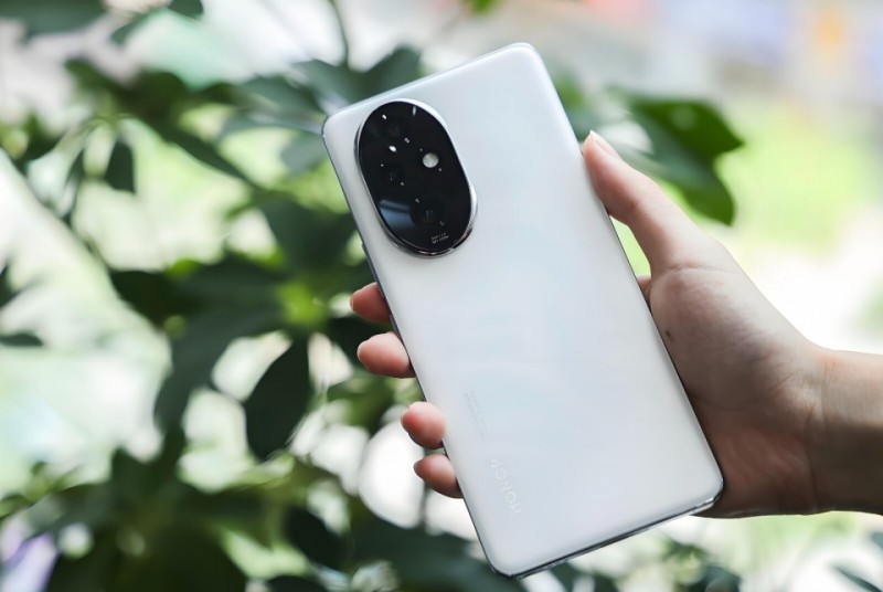 这可能是2000元内拍照最强的手机，12GB+512GB仅1699元，支持50倍变焦